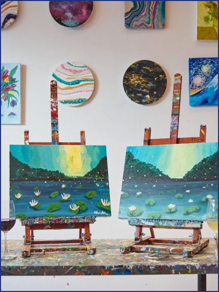 ワインとともに気軽に絵を描けるアート体験スタジオ