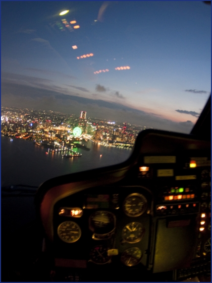 ヘリからの夜景が誘う、幸福へのサプライズ・ギフト