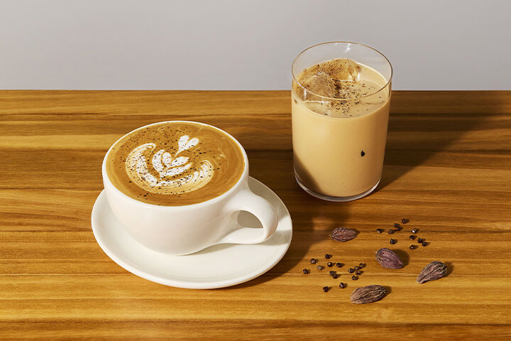 MARK IS みなとみらい ブルーボトルコーヒー みなとみらいカフェ「ブラック カルダモン ラテ（HOT／ICED）」