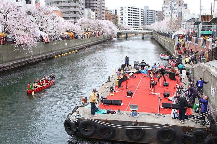 大岡川と桜まつりのジャズ演奏