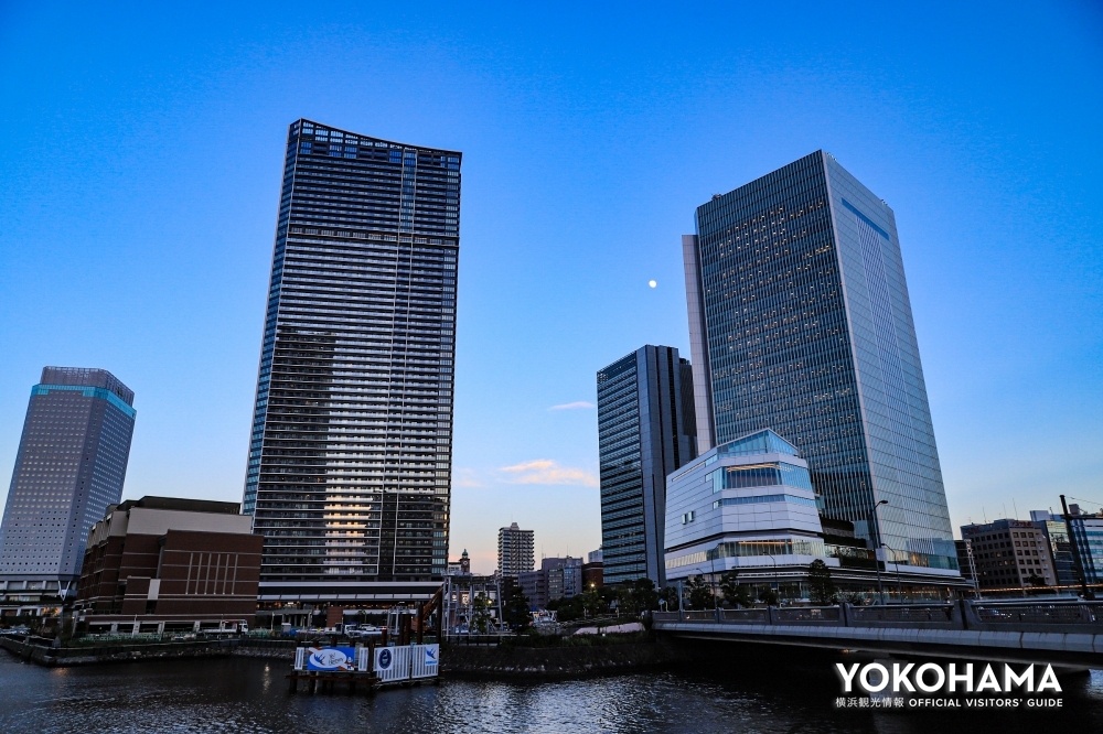 左側の高いビル「ザ・タワー横浜北仲」の46～51階が「オークウッドスイーツ横浜」