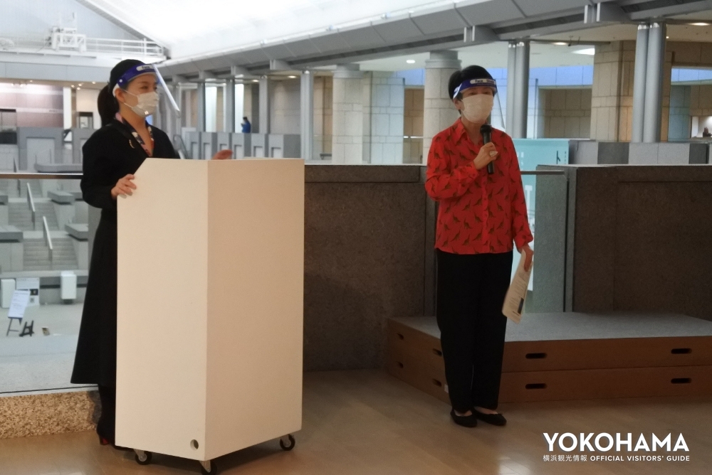 開幕前日に行われた記者内覧会で挨拶する横浜美術館・蔵屋美香館長(右）
