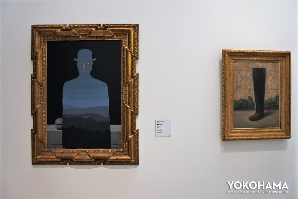 展示風景（いずれもルネ・マグリットの作品≪真実の井戸≫(右）と≪王様の美術館≫(左)）