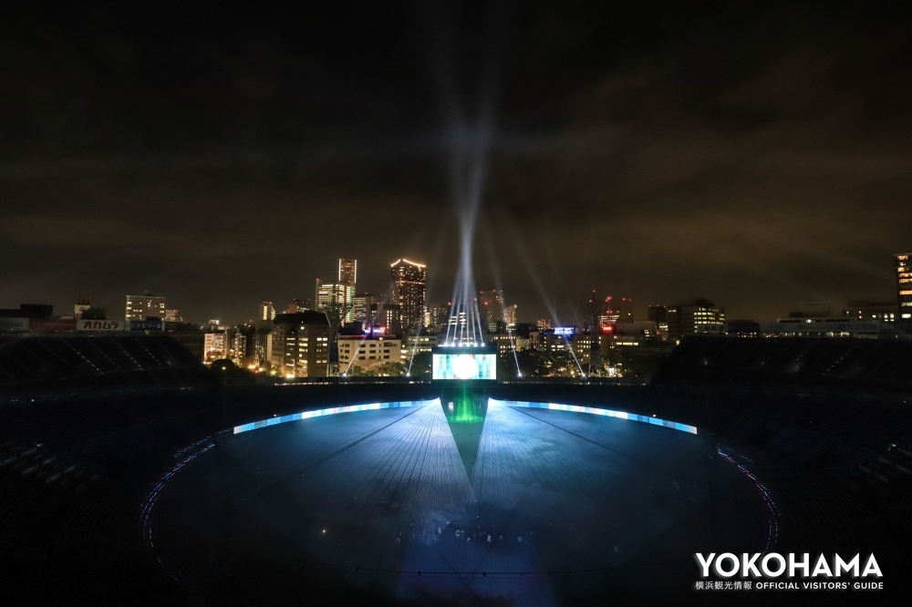 ヨルノヨとリンクしてスポットライトが横浜の夜空に照射！（メディア向けに公開）