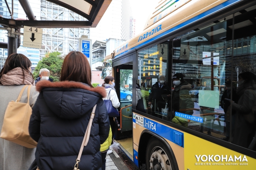 横浜駅西口のバス乗り場への出口には案内係の方もいて安心！