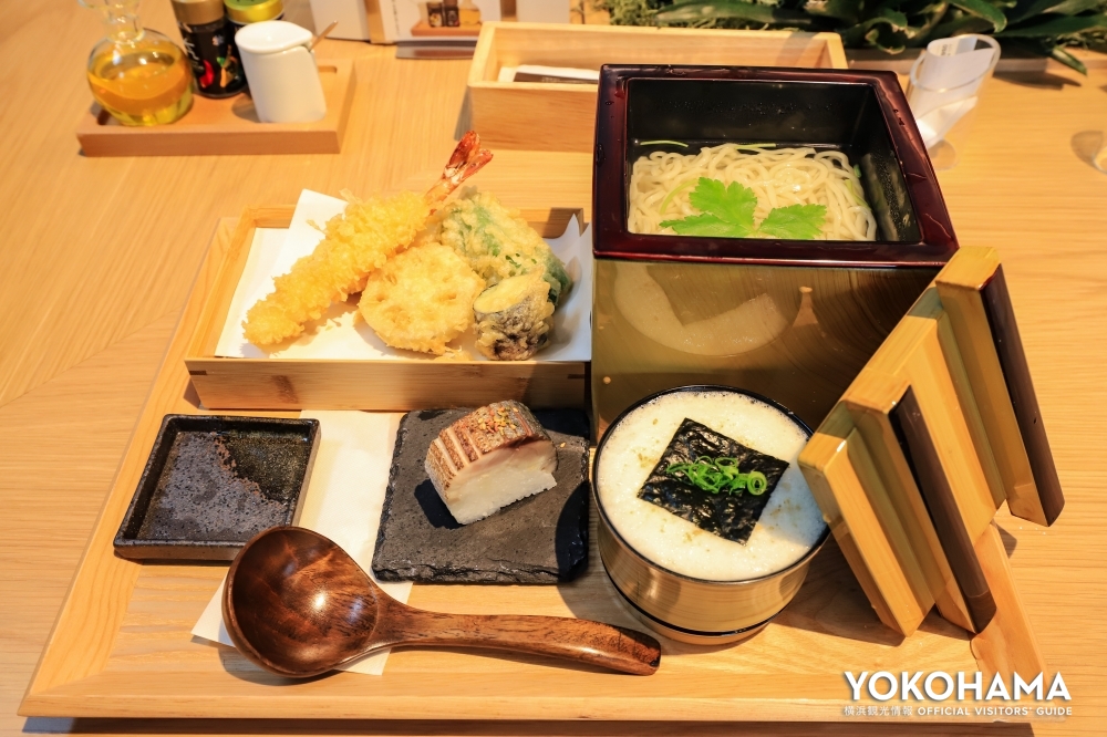 (右上から左回りに)名物 とろろ益うどん、天ぷら 5点盛り、炙り鯖寿司（一貫）