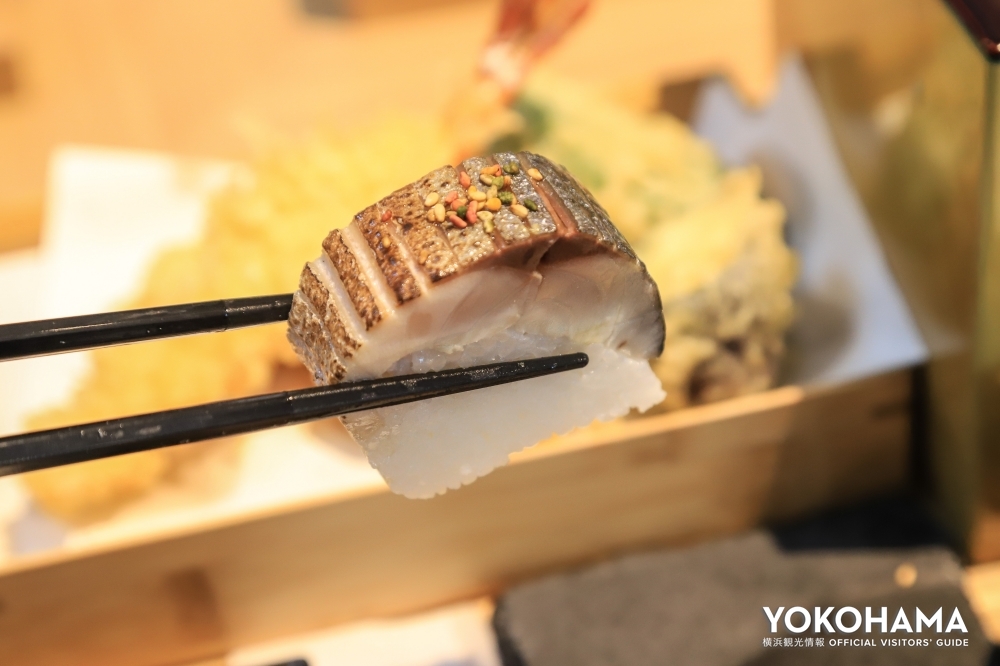 表面こんがり、中は半生で肉厚な炙り鯖寿司