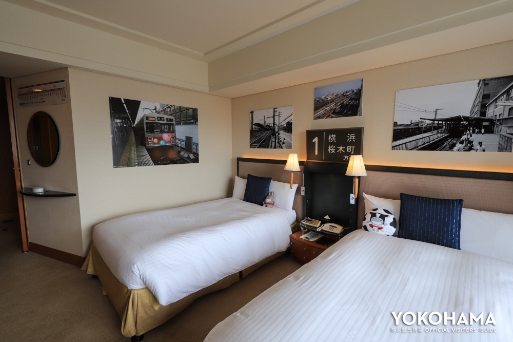 ベッドの上にも東急電鉄の歴史を感じることができる写真パネルなどが展示
