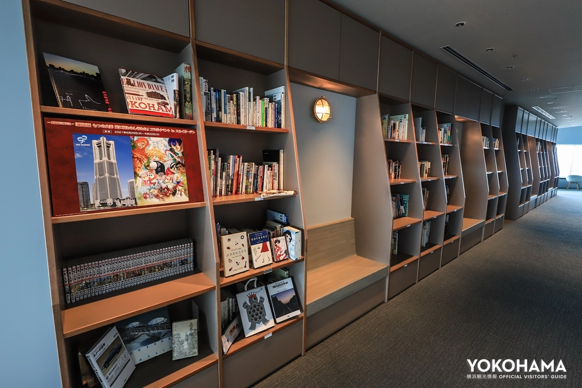 横浜・空の図書室にずらりと並ぶ本
