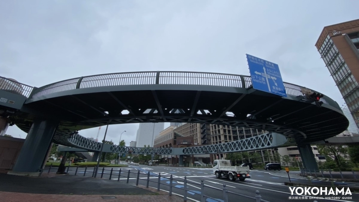 「サークルウォーク」の名の通り、円形の歩道橋です。よく見ると近未来的な建造物ですね～。