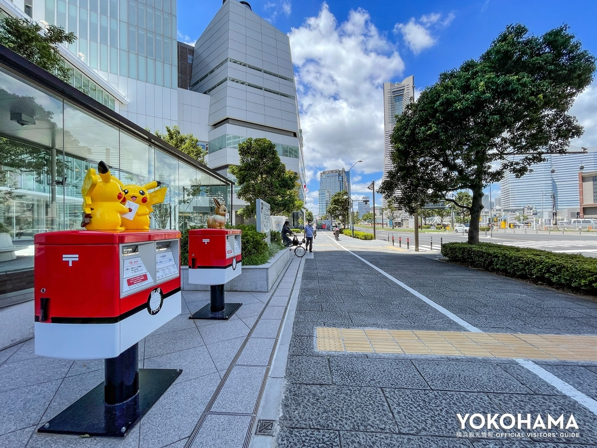 横浜市役所の北側に設置されているピカチュウとイーブイのポスト
