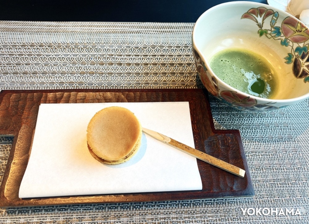 ミニサイズの「米麹のどら焼き」は薫り高い「京都宇治抹茶」と一緒に