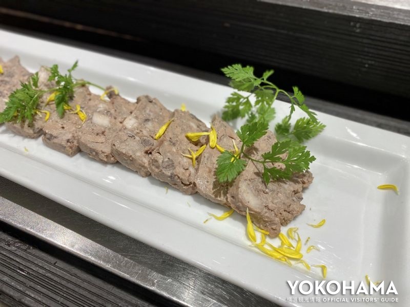 横浜食肉市場直送“ハマモツ”と豚肉の自家製パテ