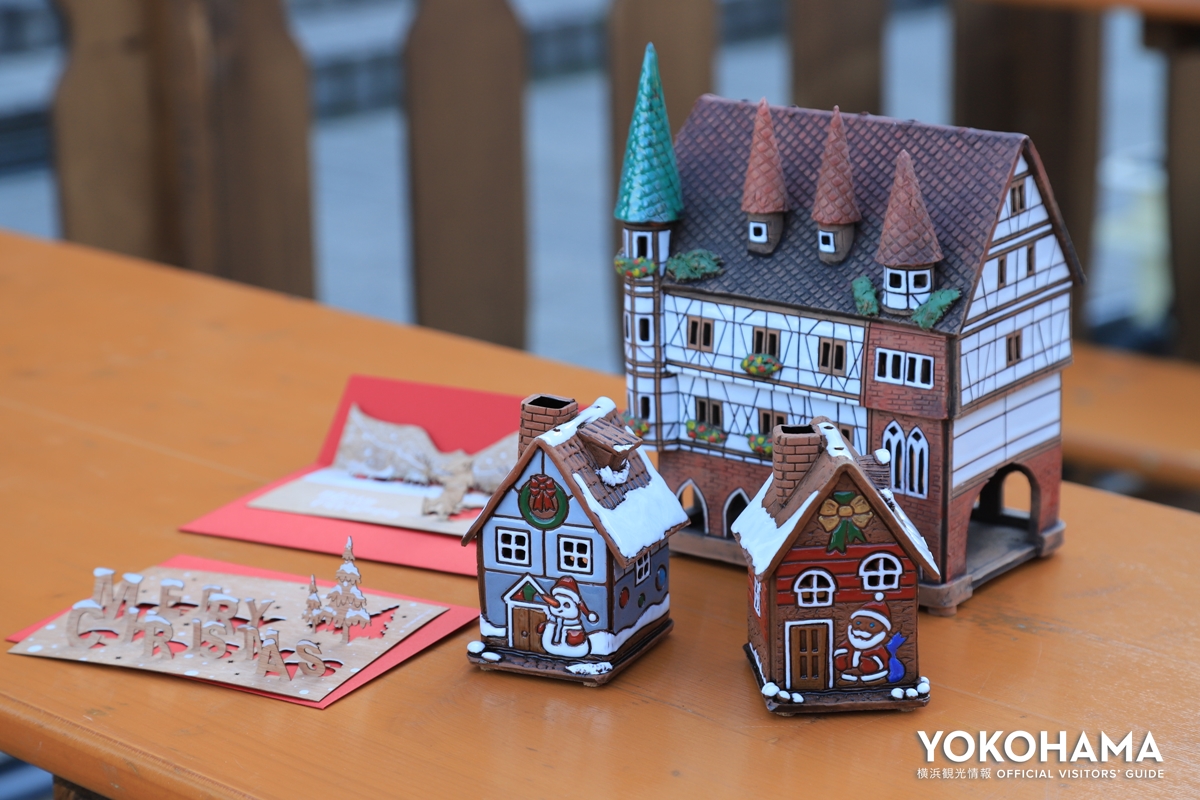 ロマノフの「キャンドルハウス各種」（2,000円～）と、ドイツデザイン・ギフト／ヒューレン・ベルリンの「木製3Dポストカード」（850円～）