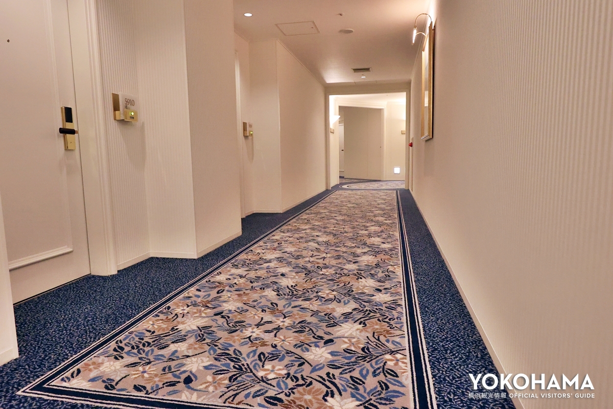 廊下には青を基調とし山ゆりが描かれた絨毯