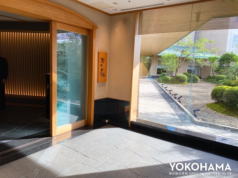 エレベーターを降りると、画像左が日本料理「木の花」、正面に日本庭園