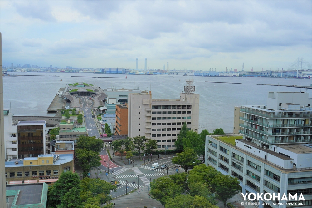 画面左側に大さん橋、右側に横浜ベイブリッジ