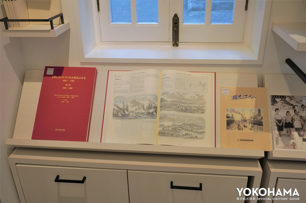 横浜開港資料館が発行した書籍やグッズが展示・販売されています