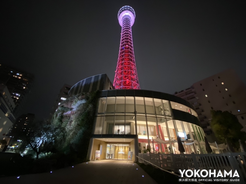 テーマカラーの赤に染まる横浜マリンタワー
