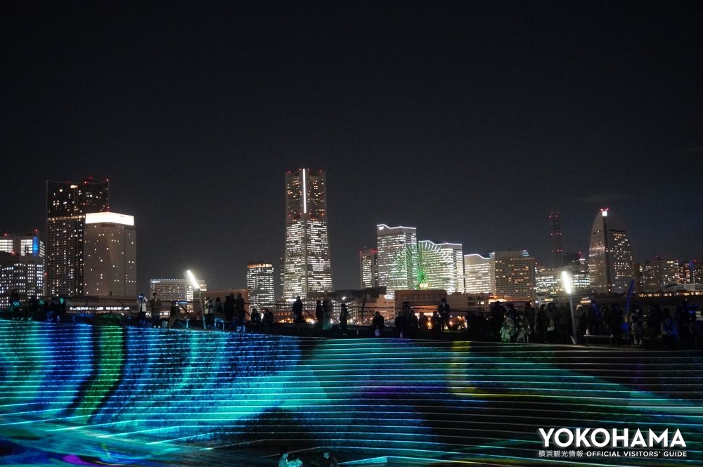 プロジェクションマッピング越しに見る横浜の夜景もとても美しいです