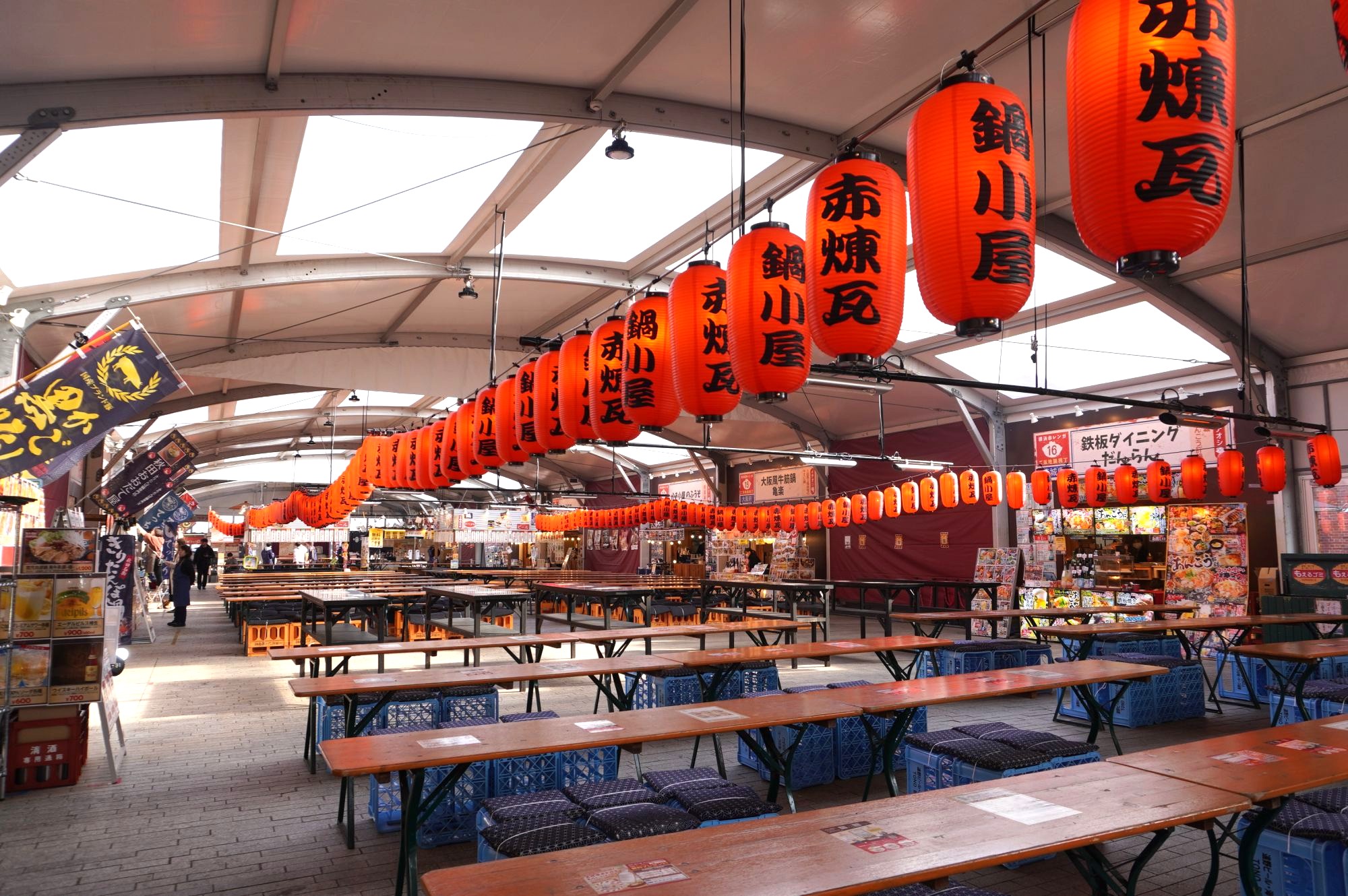 開場すると、レトロな会場はあったかグルメとエンタメで熱気にあふれます