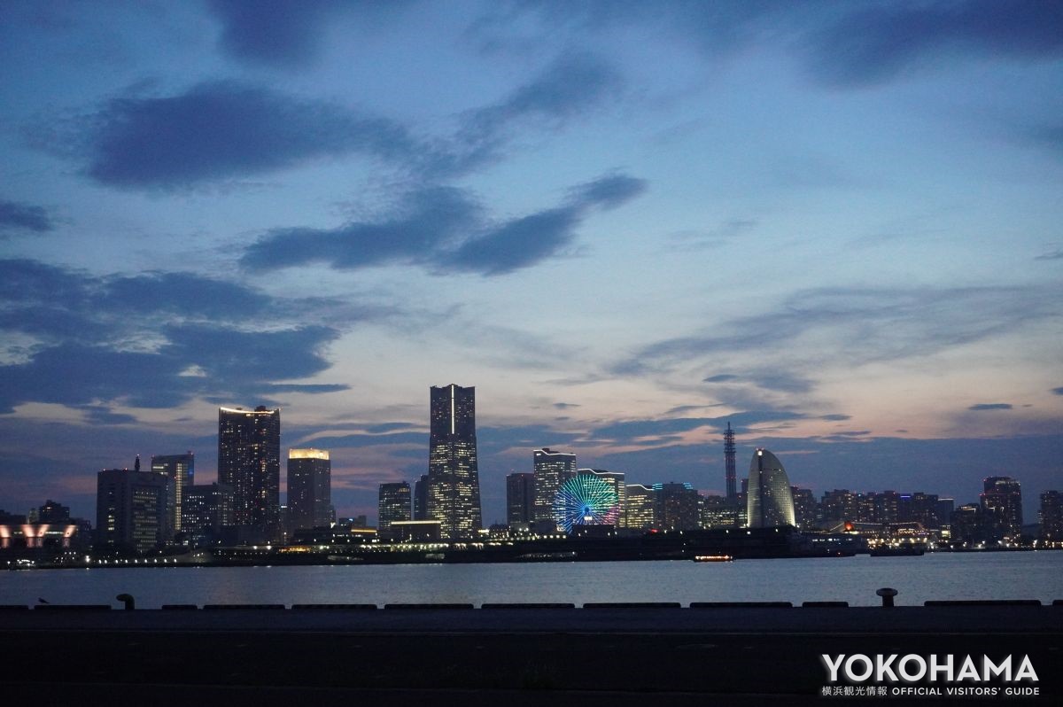 会場から見えるみなとみらいの夜景