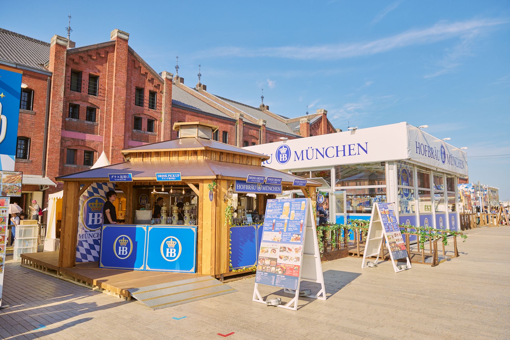 王室が愛した伝統のドイツビール「ホフブロイ」は屋根付きブースとして再登場。［写真提供：横浜赤レンガ倉庫］