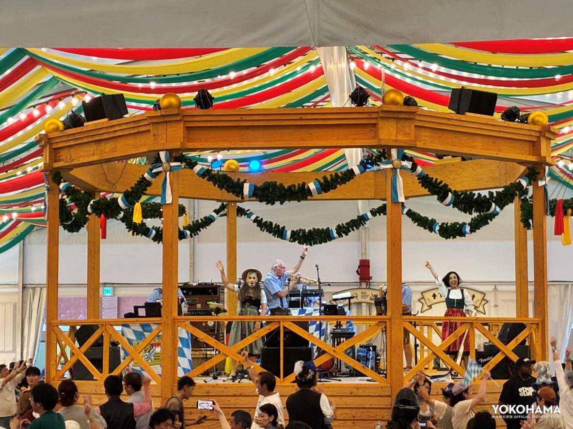 お馴染みの楽団「WOHO&KALENDAR BAND」が1日4回の生演奏で盛り上げてくれます
