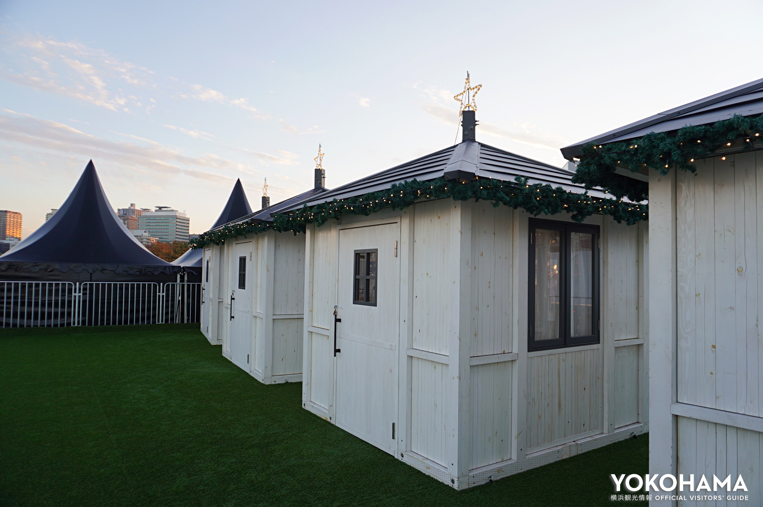 海側に現れる5棟の白いおうち