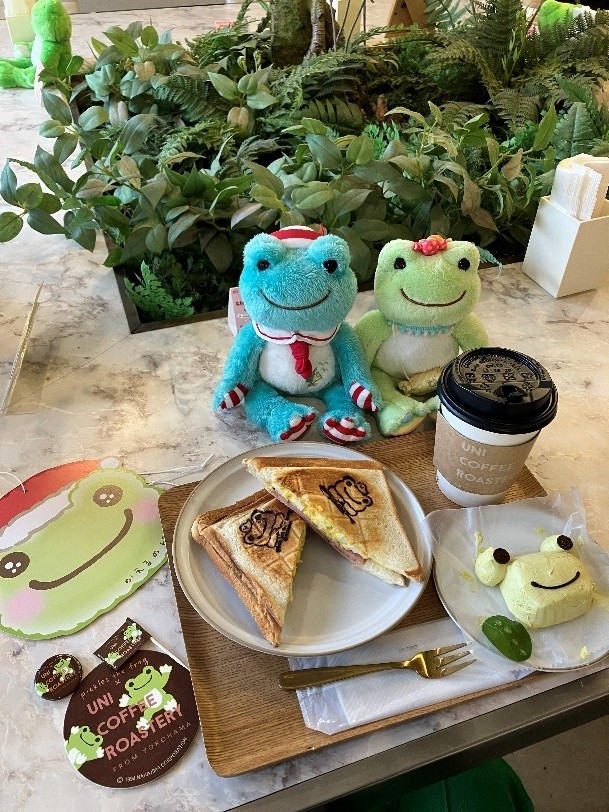 ハムたまご ホットサンド、かえるのピクルスケーキ、ドリンクが付いたCセット