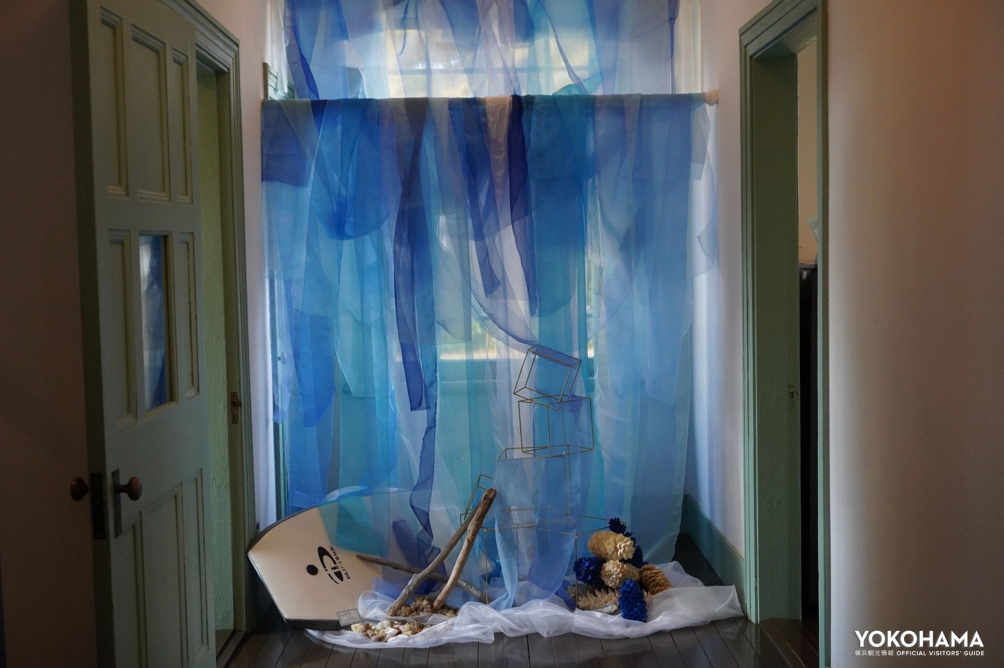 波音が聞こえてきそうな夏らしい装飾