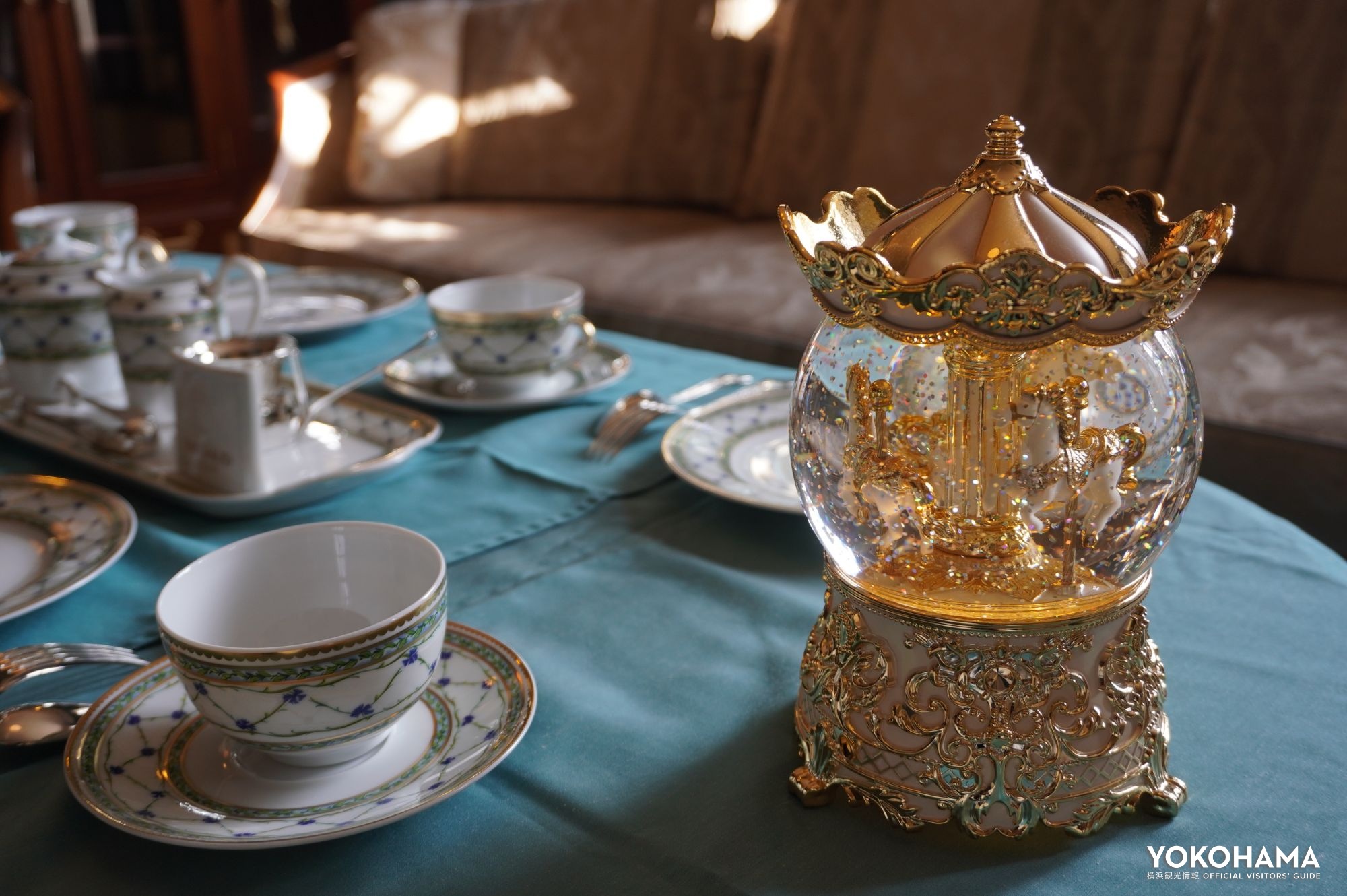 シャンパンゴールドと白がシックなテーブル