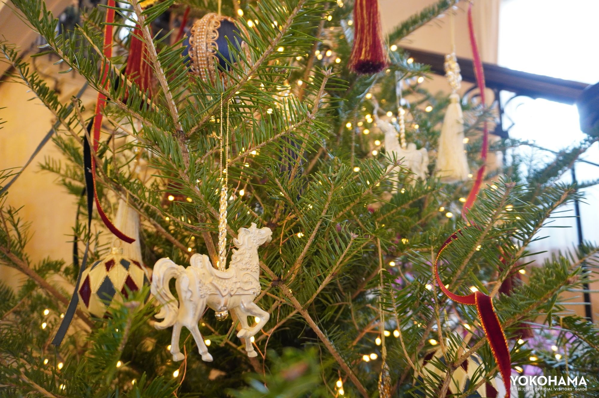 玄関ホールのクリスマスツリーもどこか大人っぽい印象