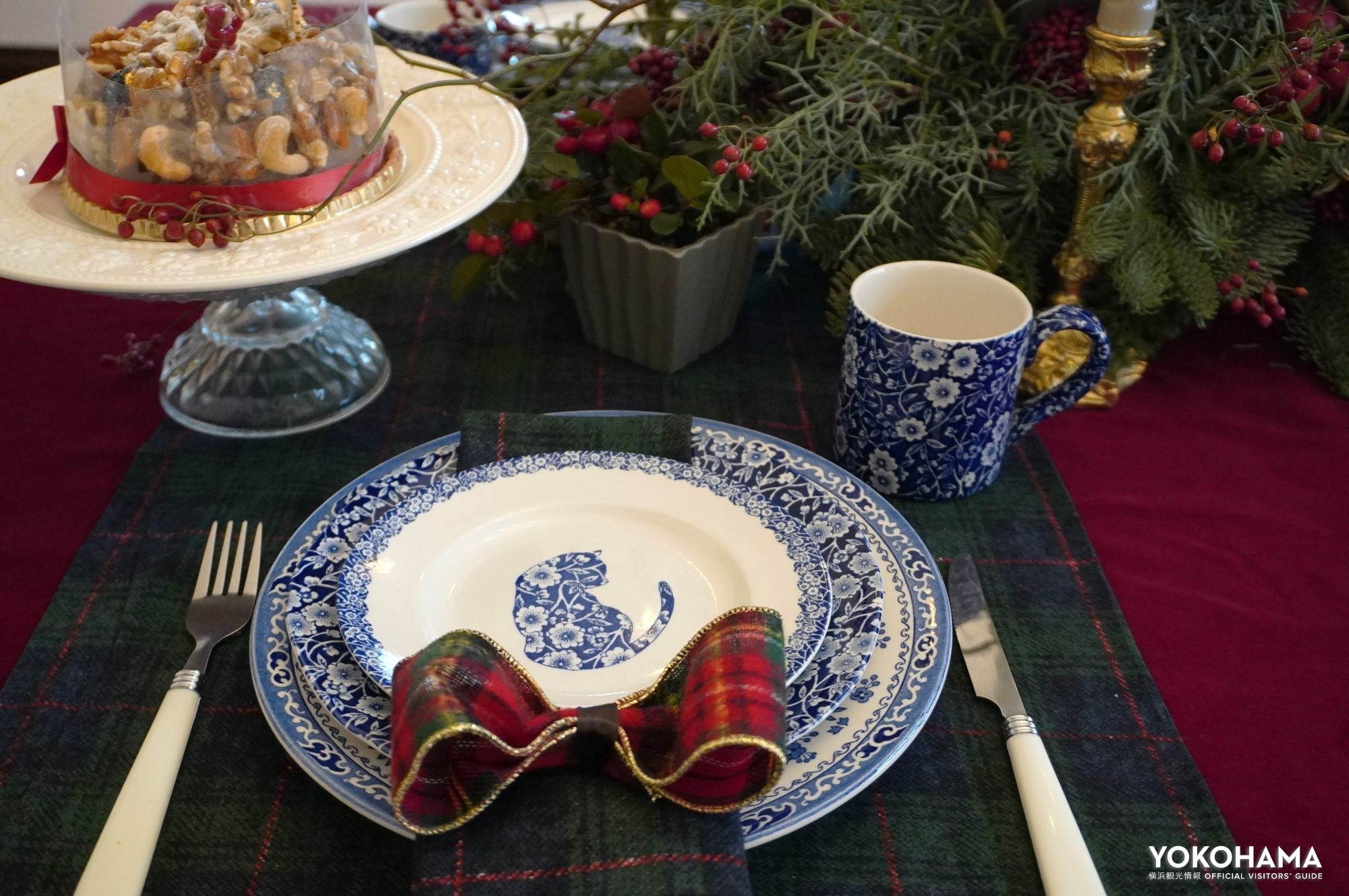 深紅とグリーンが映えるクラシカルな英国スタイル