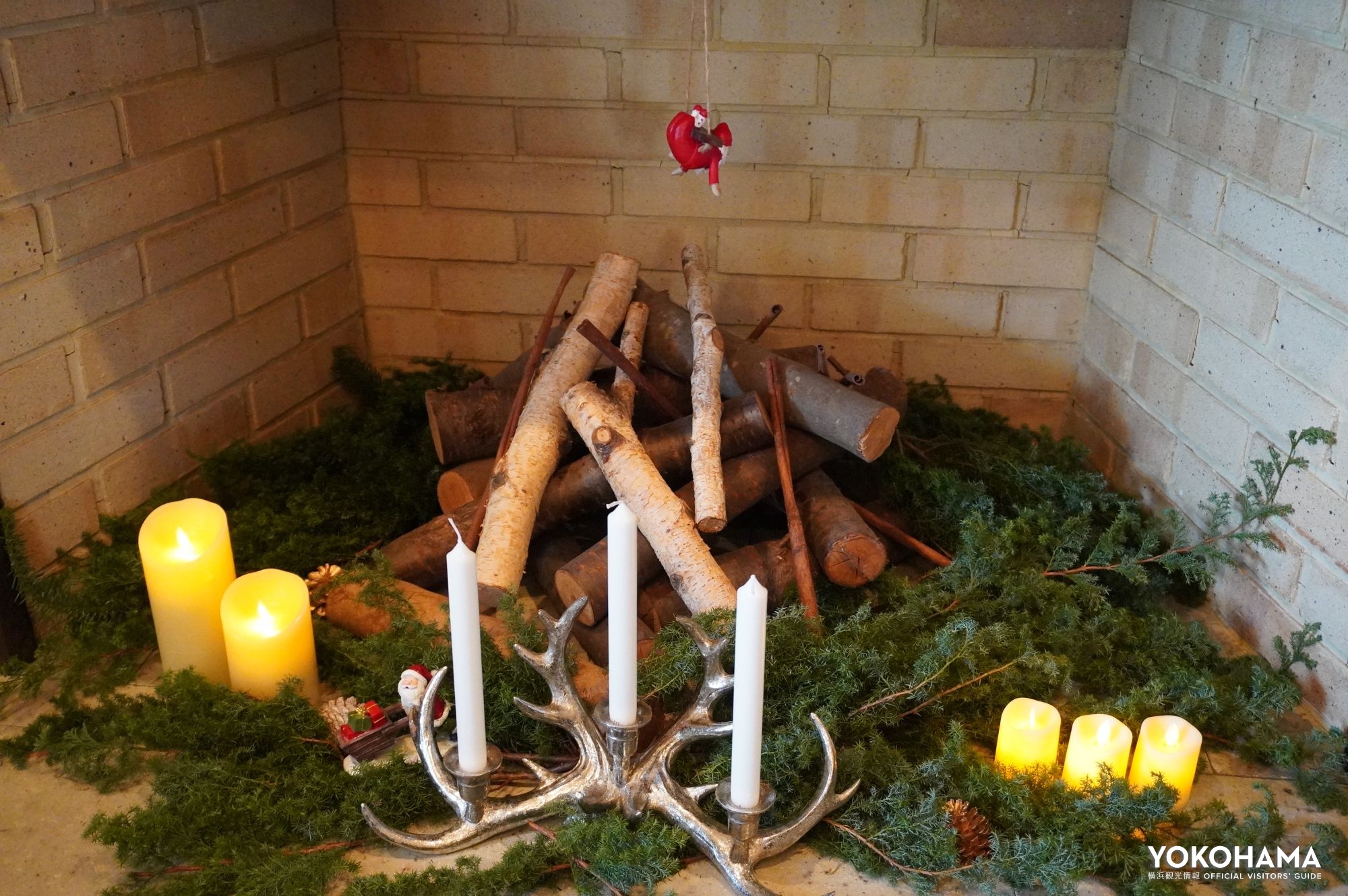 暖炉に灯るキャンドル