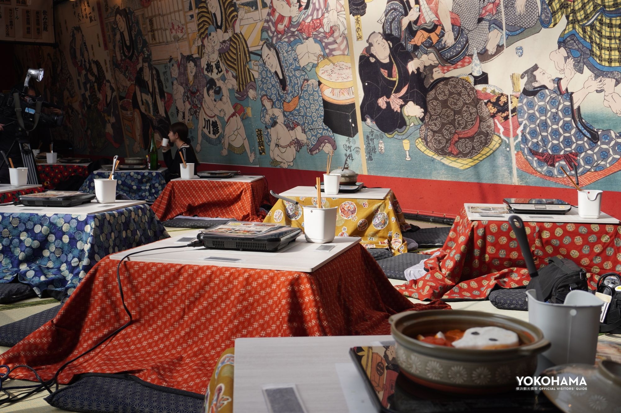 コラボ鍋は「作る鍋エリア」でこたつに入りながら楽しめます