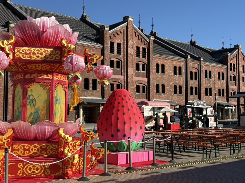 今年は横浜春節祭とのコラボでいちごのランタンも登場♪