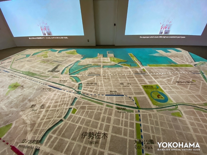 2つのスクリーンと横浜ベイエリアのマップ
