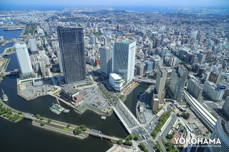写真中央の白い高層ビルが横浜市の新市庁舎