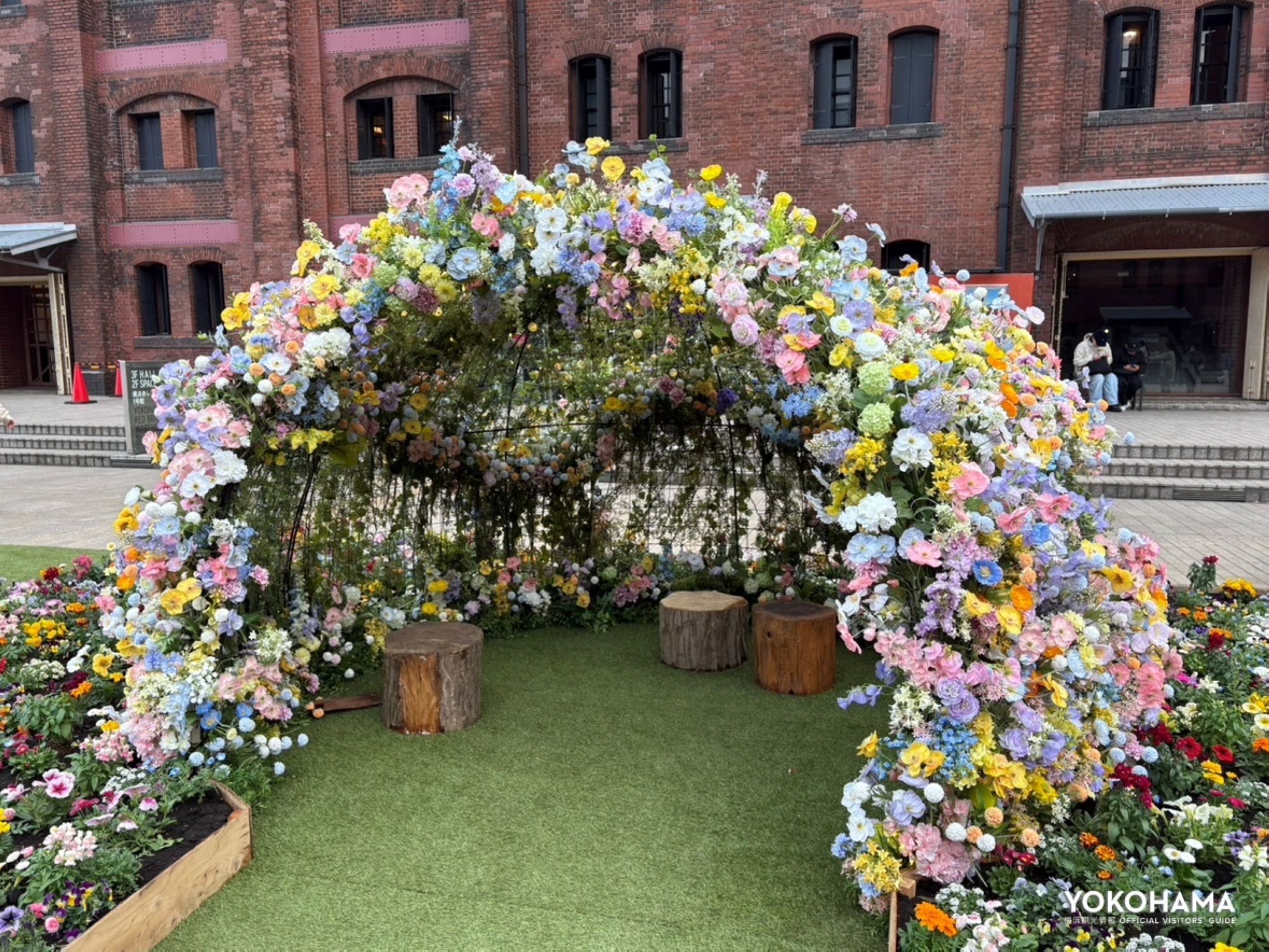 お花でできた「花かまくら」は、実際に中に入ることもでき、人気の撮影スポットです