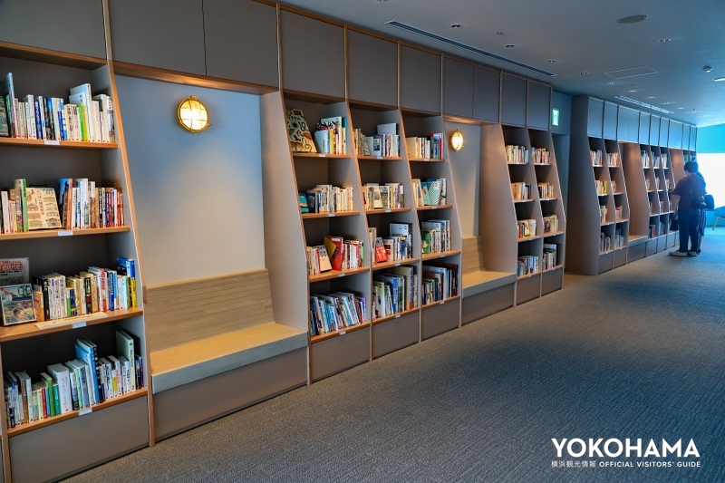 ずらりと書籍が並ぶ「横浜・空の図書室」