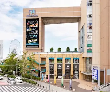 桜木町駅前のクロスゲート