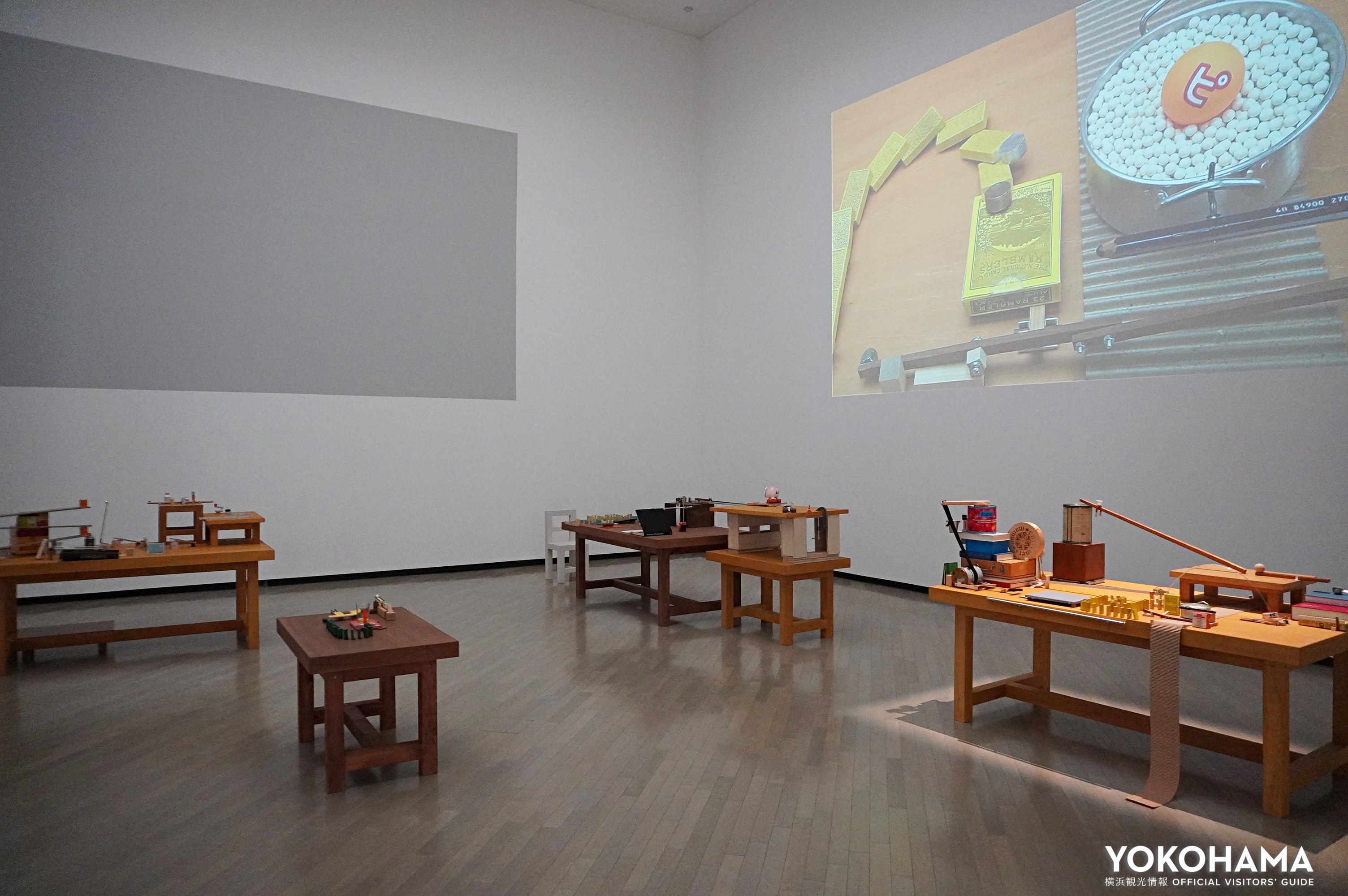ピタゴラ装置４台を間近で見られる展示室　　展示風景