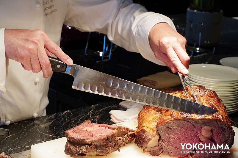 食べ応え抜群のローストビーフは目の前でカット