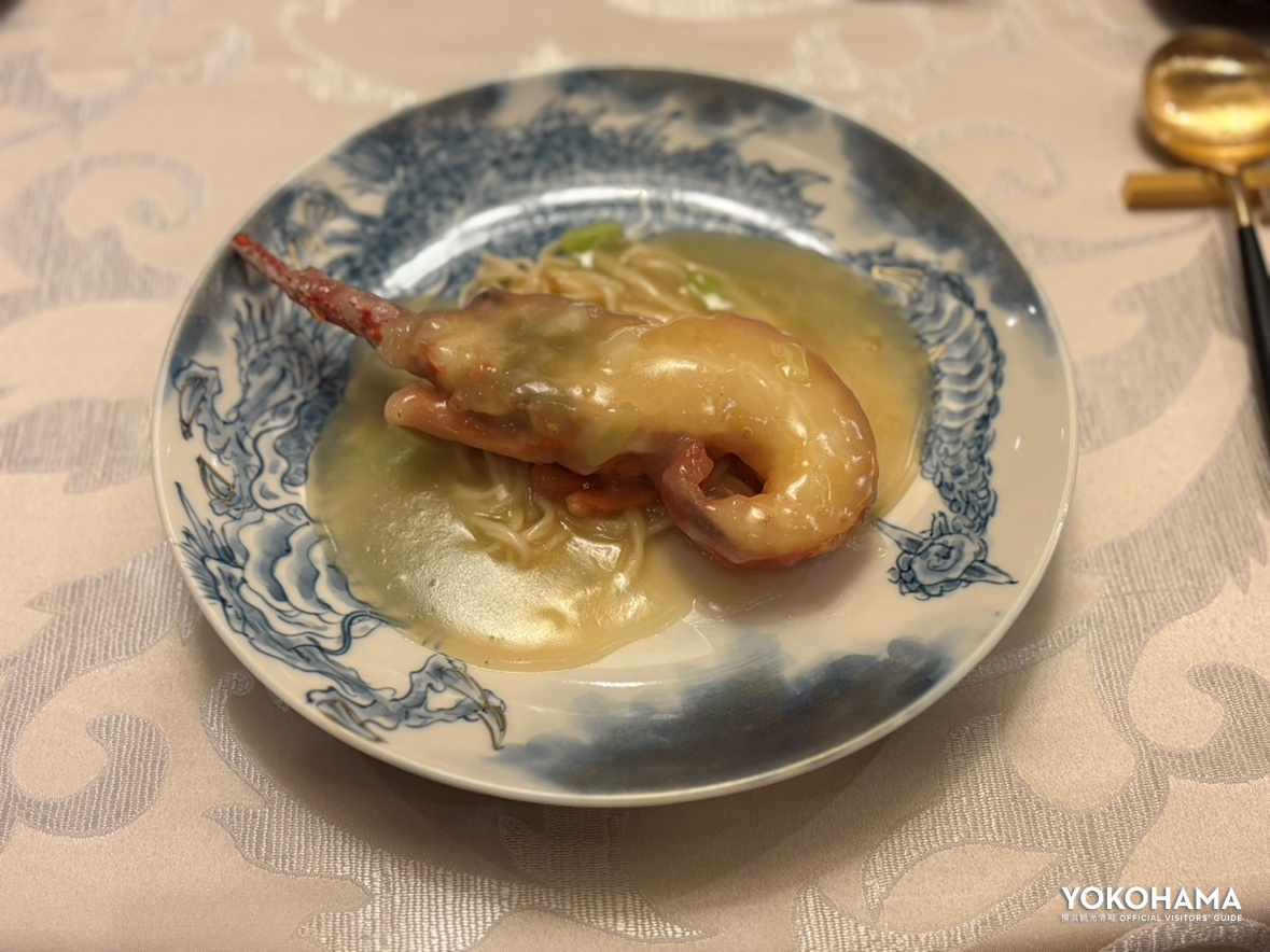 濃厚な「伊勢海老の濃厚スープ仕立て 伊府(イーフウ)麺添え」 ※写真は試食サイズです
