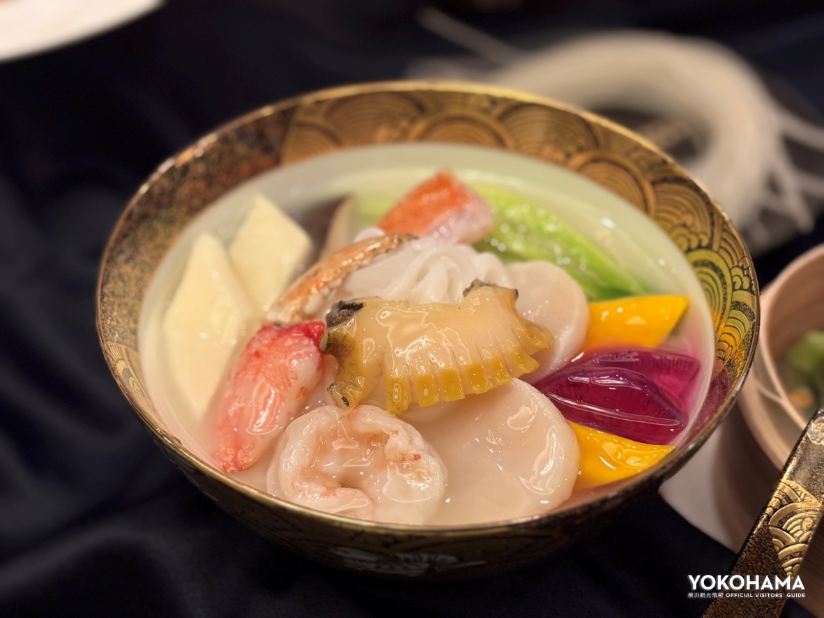 鮑、帆立、蟹爪などの豪華な海鮮でフォーだけでも満足感を味わえます