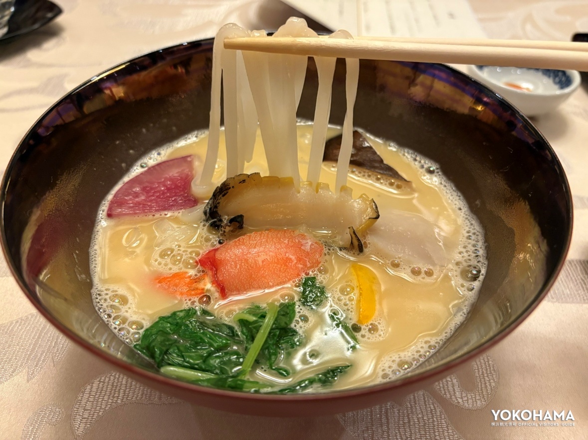 珍しい国産のフォーは「八ヶ岳麦芽赤鶏」からとった濃厚なスープとベストマッチ ※写真は試食サイズです