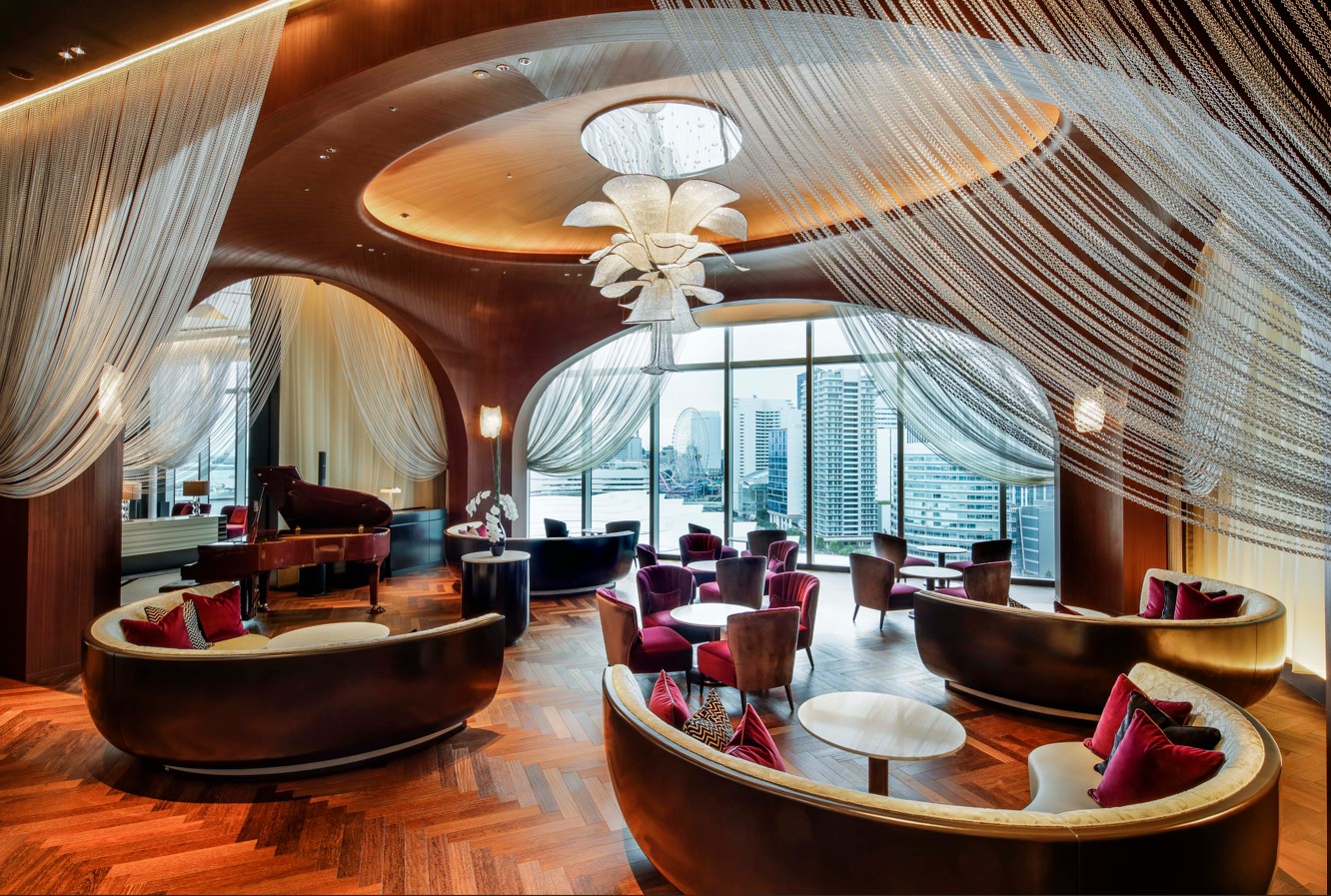 ホテル最上階のメインロビーに位置しハーバービューの「THE KAHALA Lounge」〔画像提供:ザ・カハラ・ホテル&リゾート 横浜〕