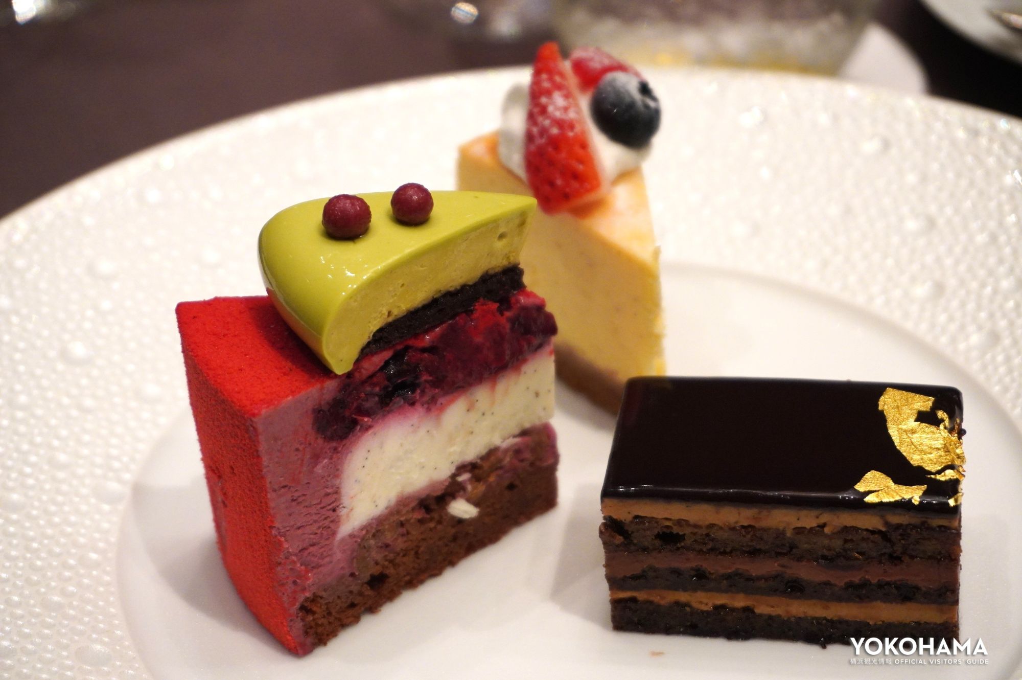 配色のコントラストが鮮やかな断面。クリーム、ガナッシュ、クランブルなど様々な食感が楽しめ、酸味と甘さのバランスも抜群です