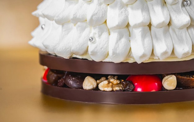 よく見るとケーキの台座には板チョコレートで、ドライフルーツやナッツがサンドされています　写真提供：横浜ベイシェラトン ホテル＆タワーズ